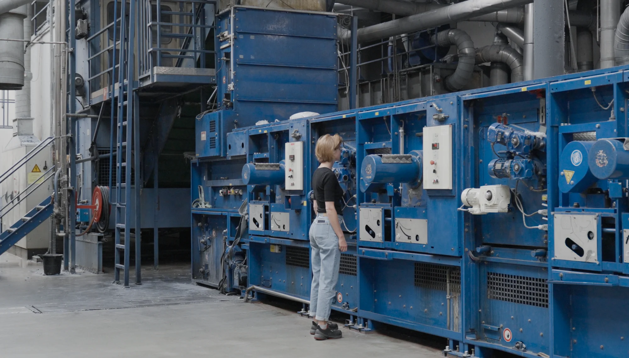 Recycling-Anlage mit Mitarbeiterin